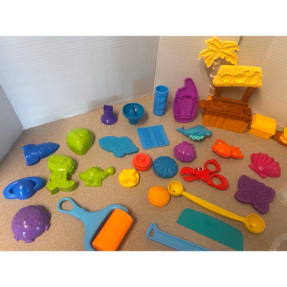 Kinetic Sand Lot of 40 toys